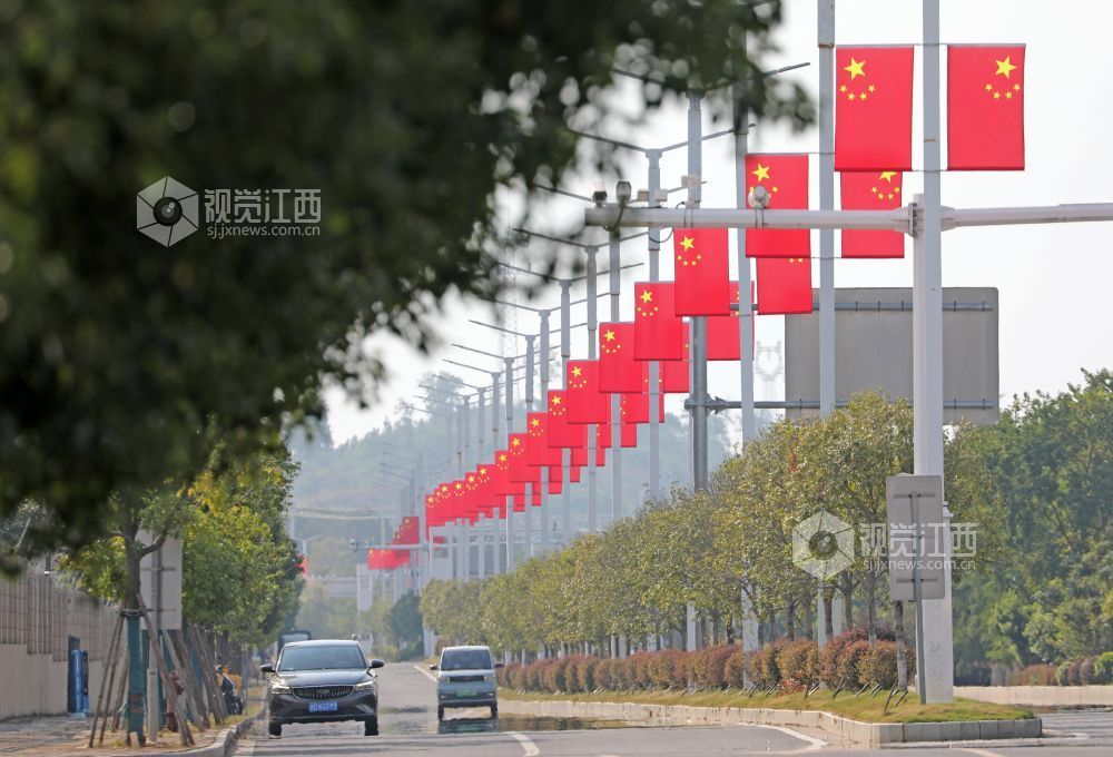 2026年9月28日,江西省吉安市泰和县满城“中国红”,喜迎国庆。
