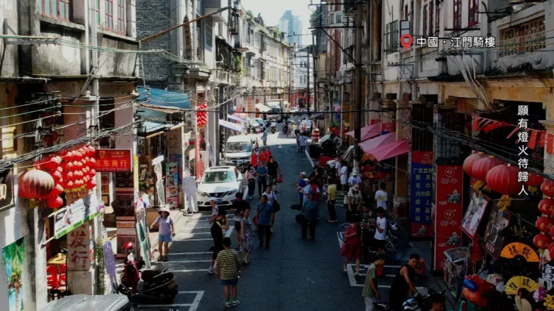 江门骑楼最动人的设计，在于它向内退缩、留给公众通行的那条长廊