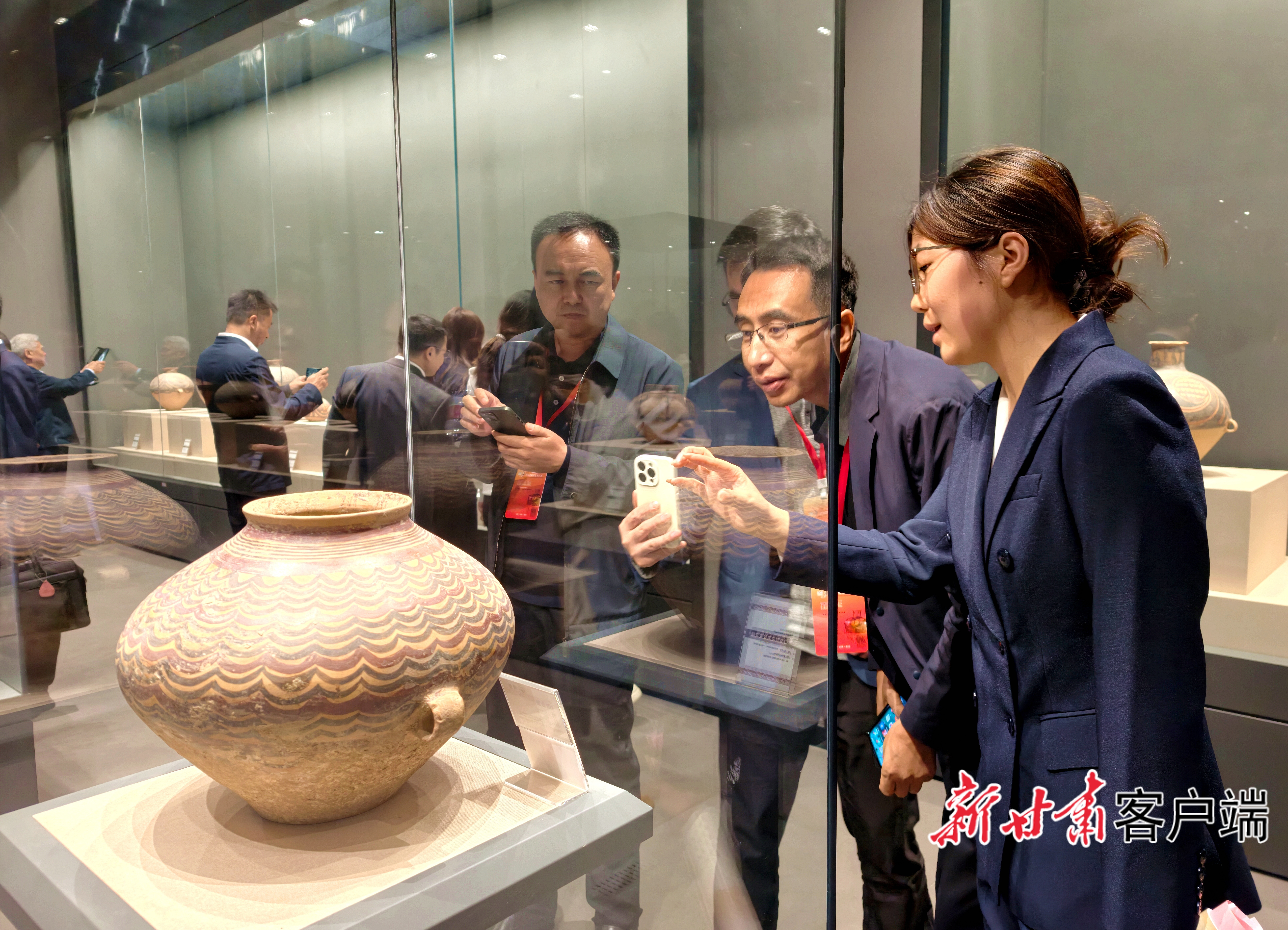 嘉宾在马家窑文化研究展示中心参观