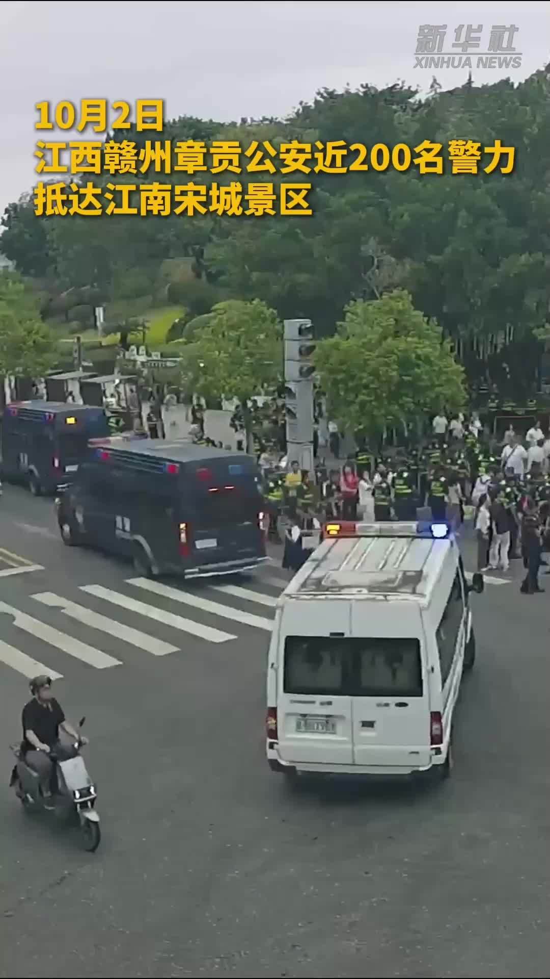 “拉链式”人墙疏导客流 章贡公安守护游客出行安全