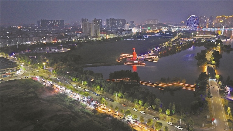余干夜间经济火热。通讯员 韩海建摄