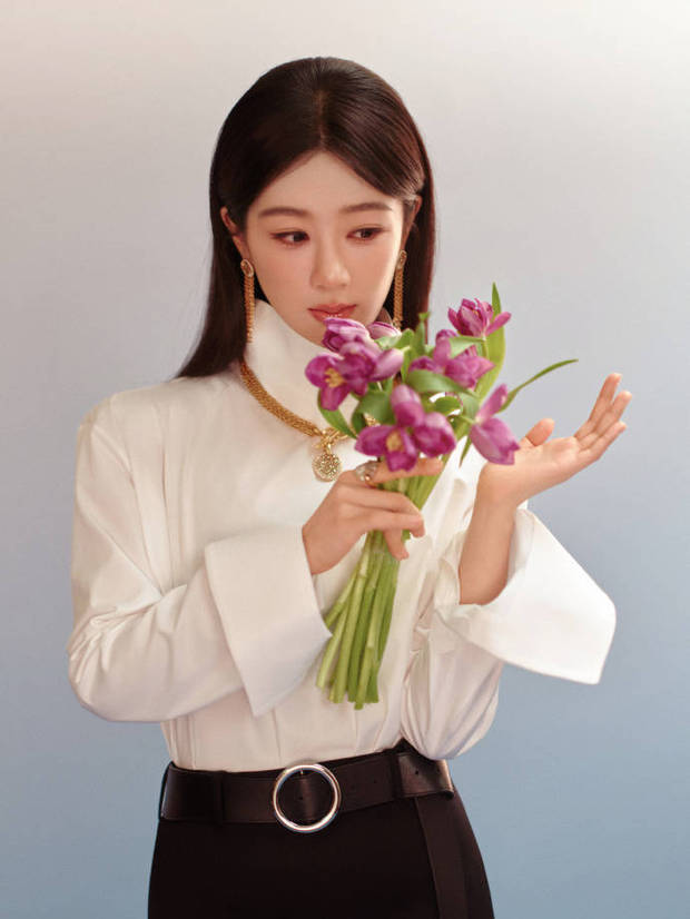 杨紫身着黑白套装亮相金鹰奖 角逐最佳女主角奖项