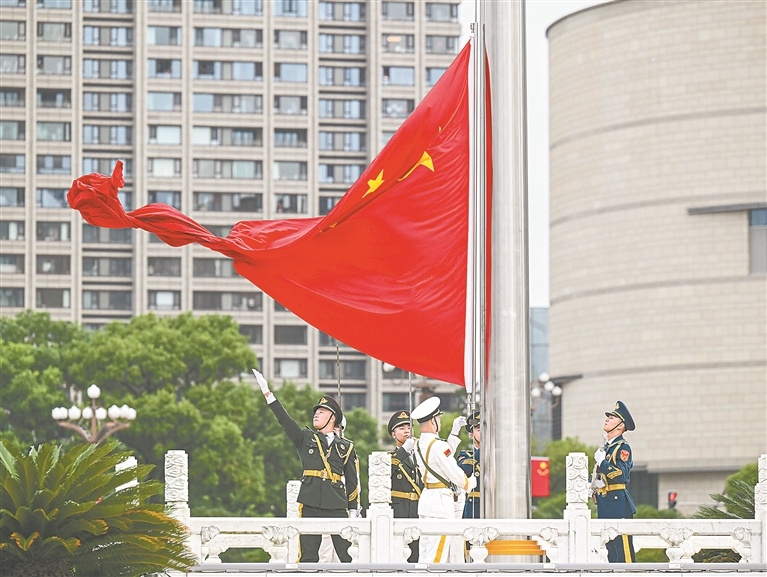 南昌：升国旗 庆华诞（图）