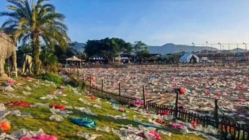中秋祈福后，云南大盈江畔垃圾遍地