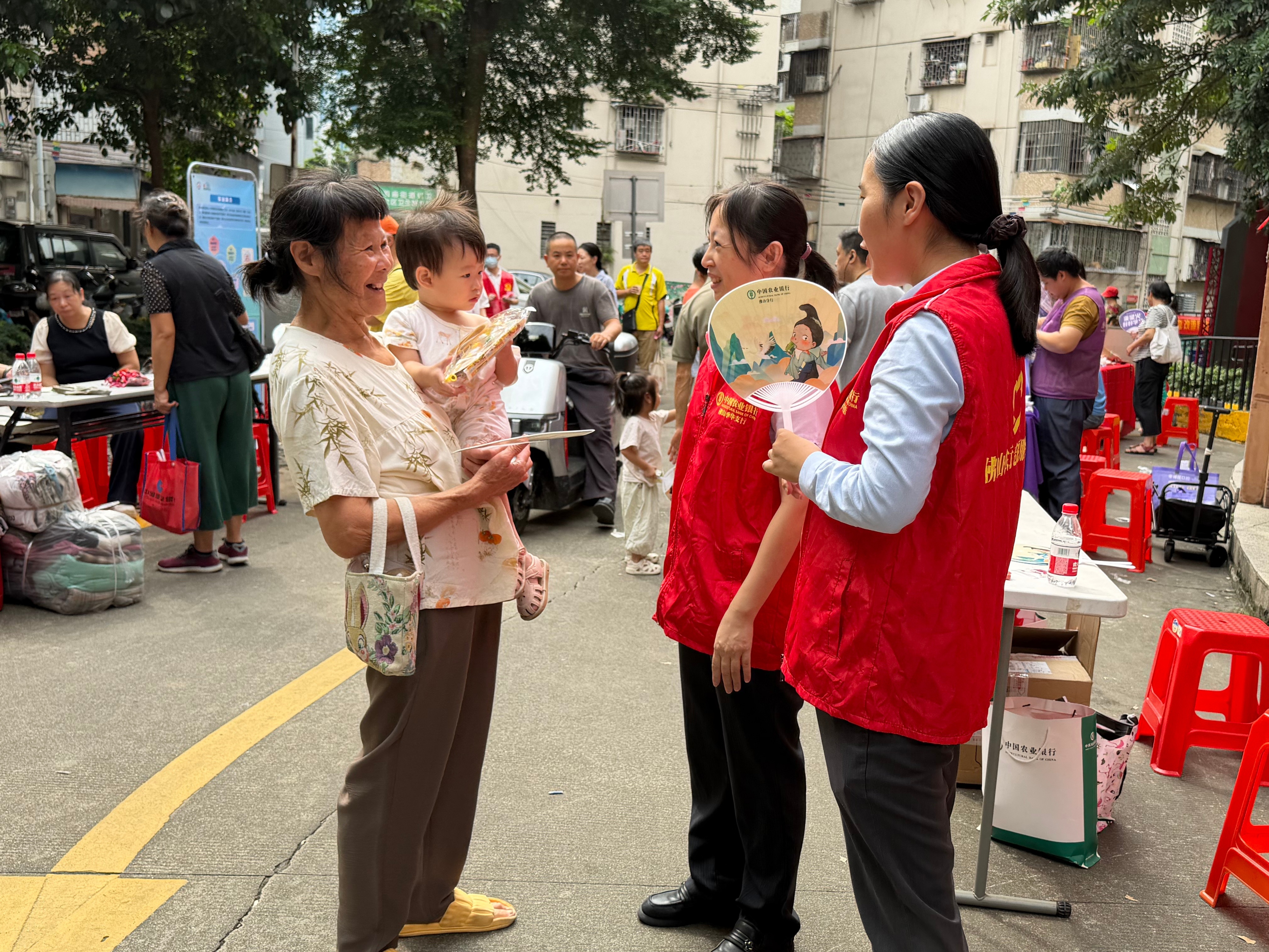 农行佛山季华支行走进社区中秋游园会 开展反诈宣传活动
