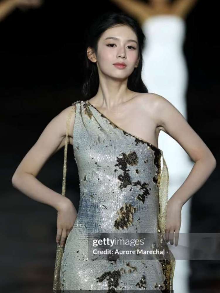 #周也 #巴黎时装周 再次登上巴黎欧莱雅大秀T台，身穿中国设计师郭书瑄特别定制的非遗元素礼服亮相，将东方匠心带上国际舞台。外媒高清镜头下灵动又鲜活，这个也子也太美太可爱了吧～