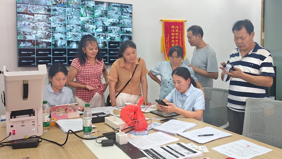 上饶银行于都支行:金融暖企迎中秋 上门办卡解“薪”愁