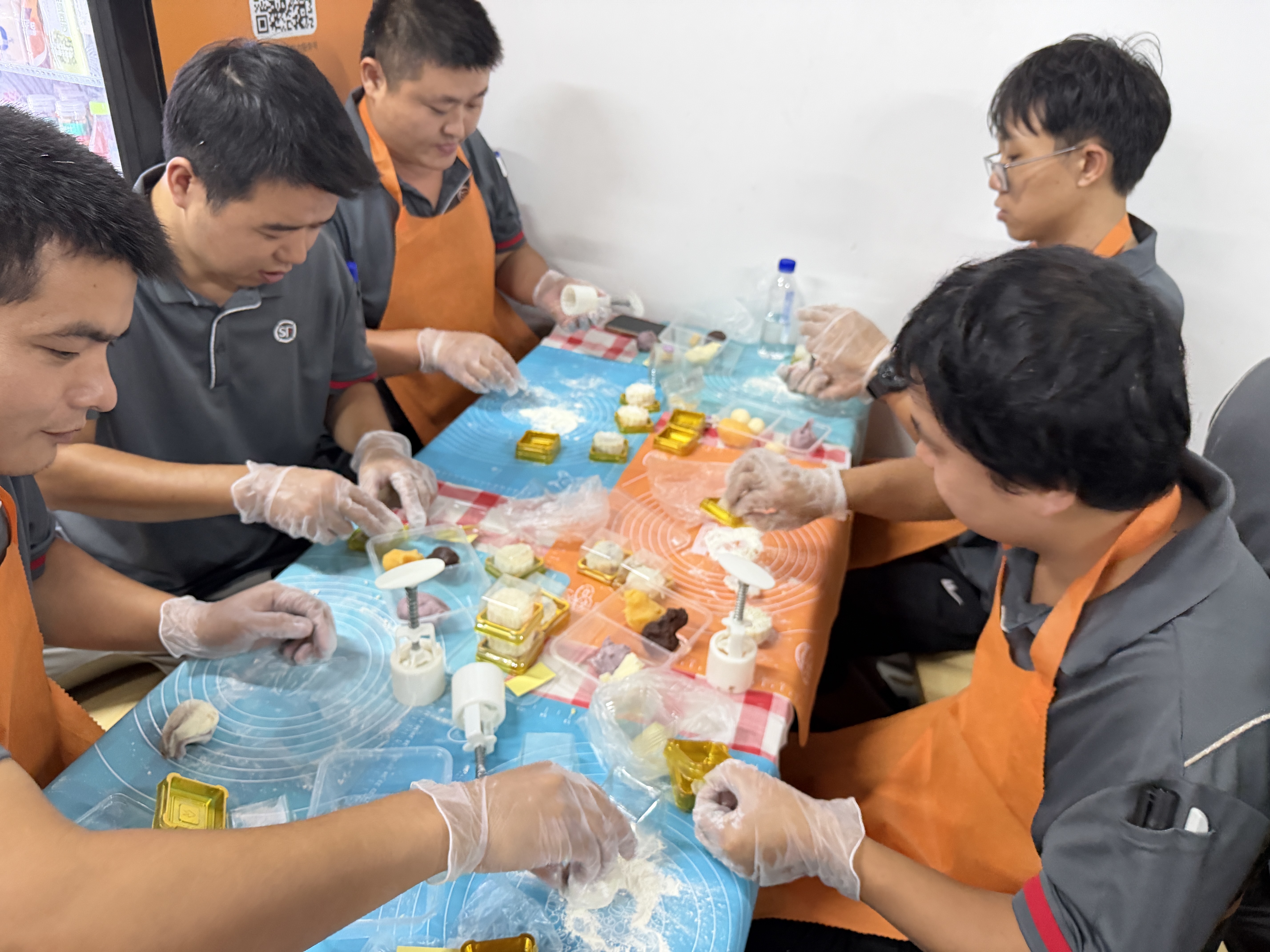 西乡街道河东社区:社企联动送温情,新就业群体暖“新”过中秋!