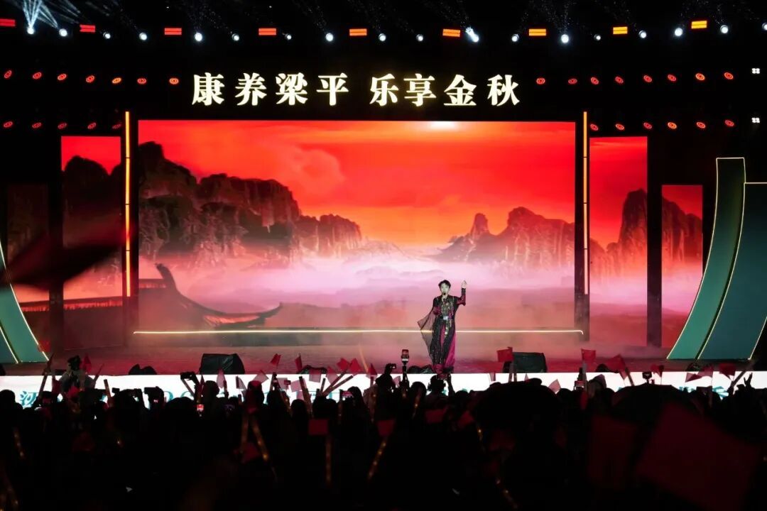 国风歌手泽国同学登台演长歌曲.jpg