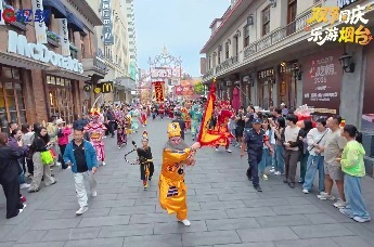 “揽红酒海岸一月满中秋”主题活动现场 英歌舞巡游气势震天，人山人海庆中秋