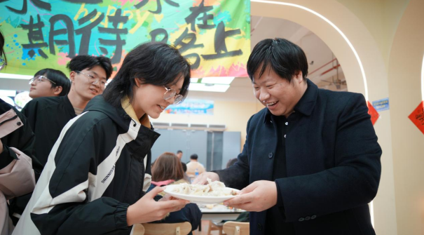 跨年夜,刘浩为学生送上饺子