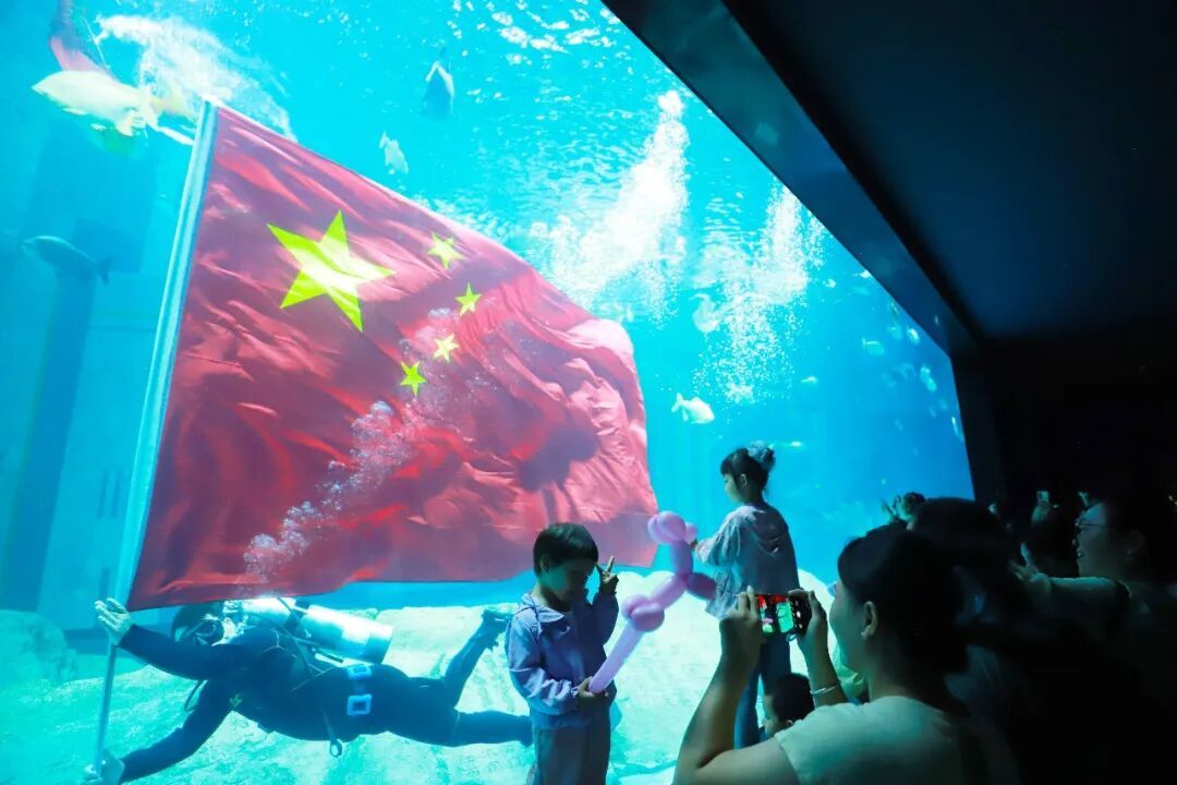 游客与国旗合影