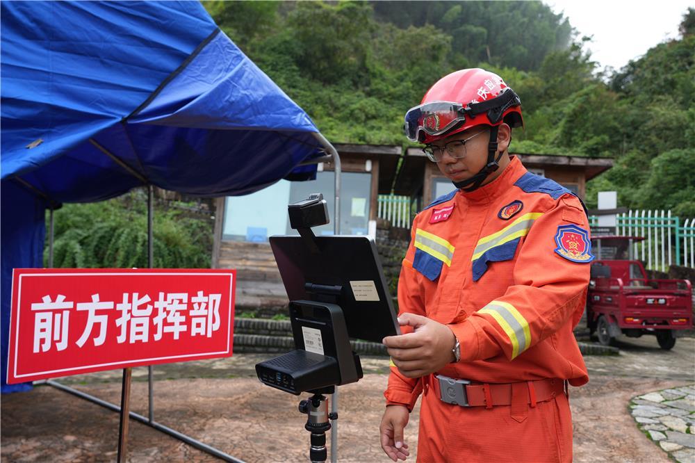 9月24日，演练现场，区级处置部门使用TS2000终端将现场画面、火情位置实时回传。