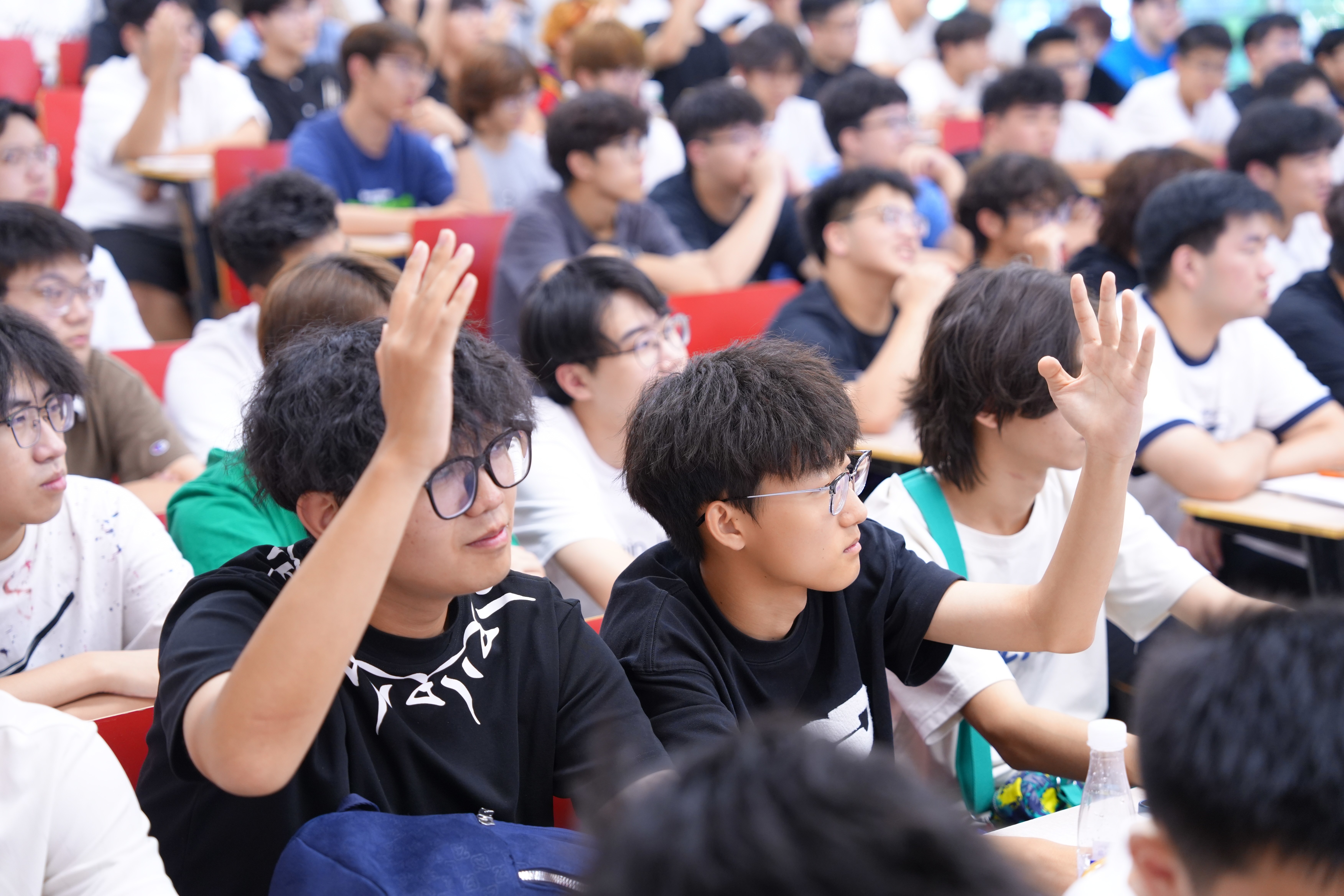 2026年9月17日,西安欧亚学院新生开学典礼校旗传递仪式