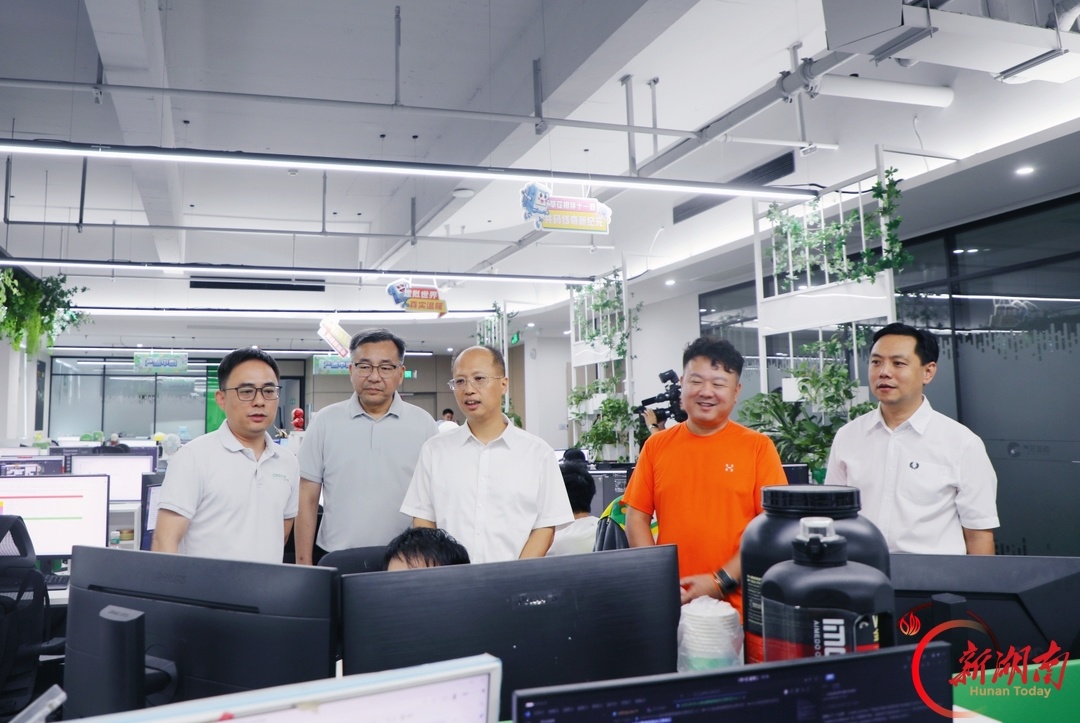 长沙市委常委、市委统战部部长周春晖调研长沙市新的社会阶层人士联合会阵地。