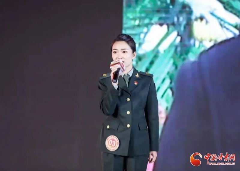 王丽娟身着戎装在红色讲解员大赛现场深情宣讲