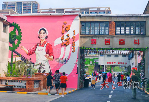 江纺花卉综合大市场开门迎客。