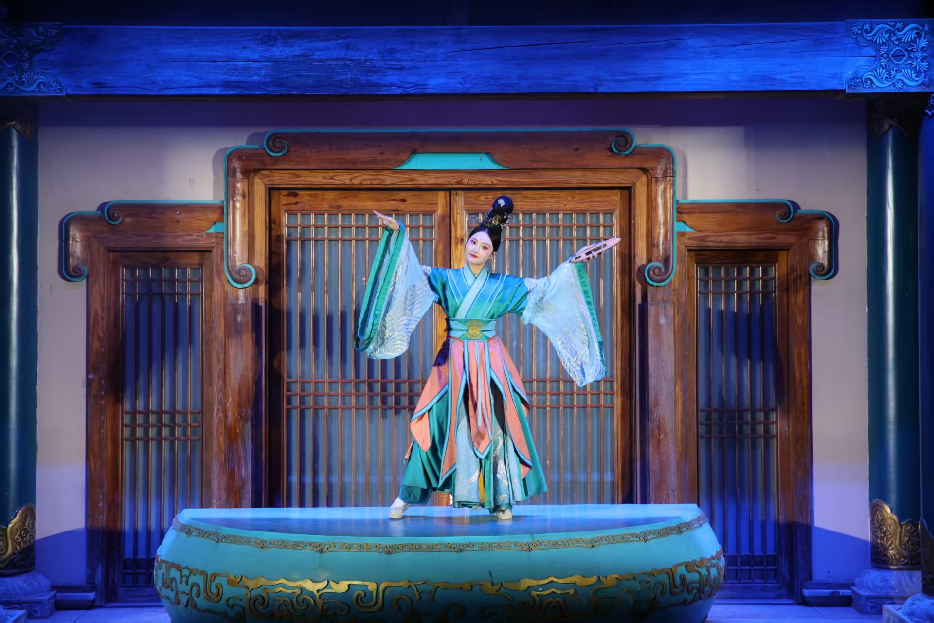 国风演艺邂逅AI伴游，南京牛首山国庆两天迎客近八万人次