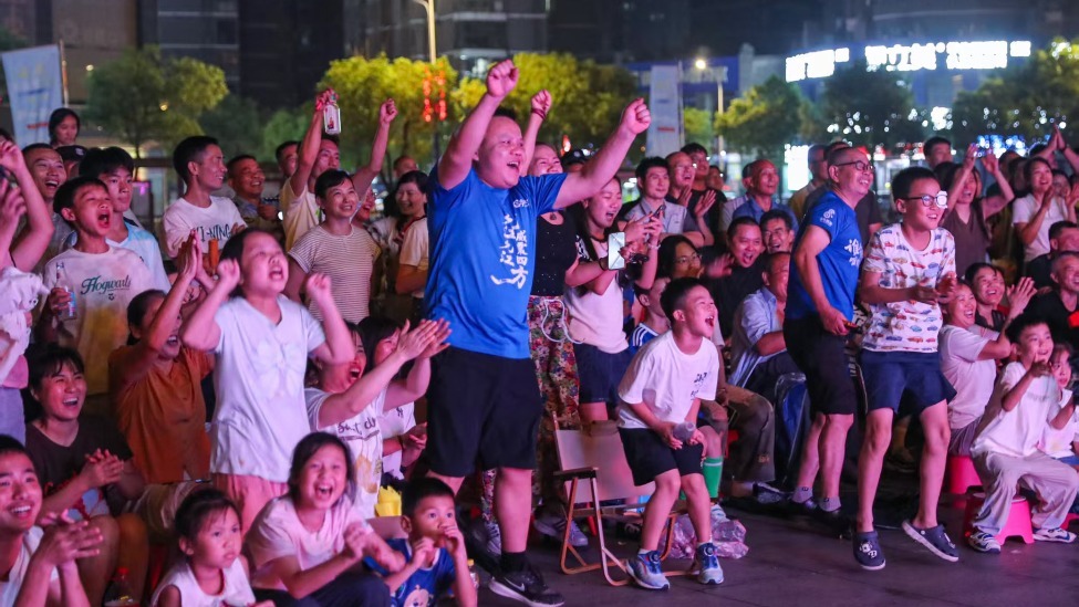 赣超夜燃九江柴桑 群众共赴足球之约