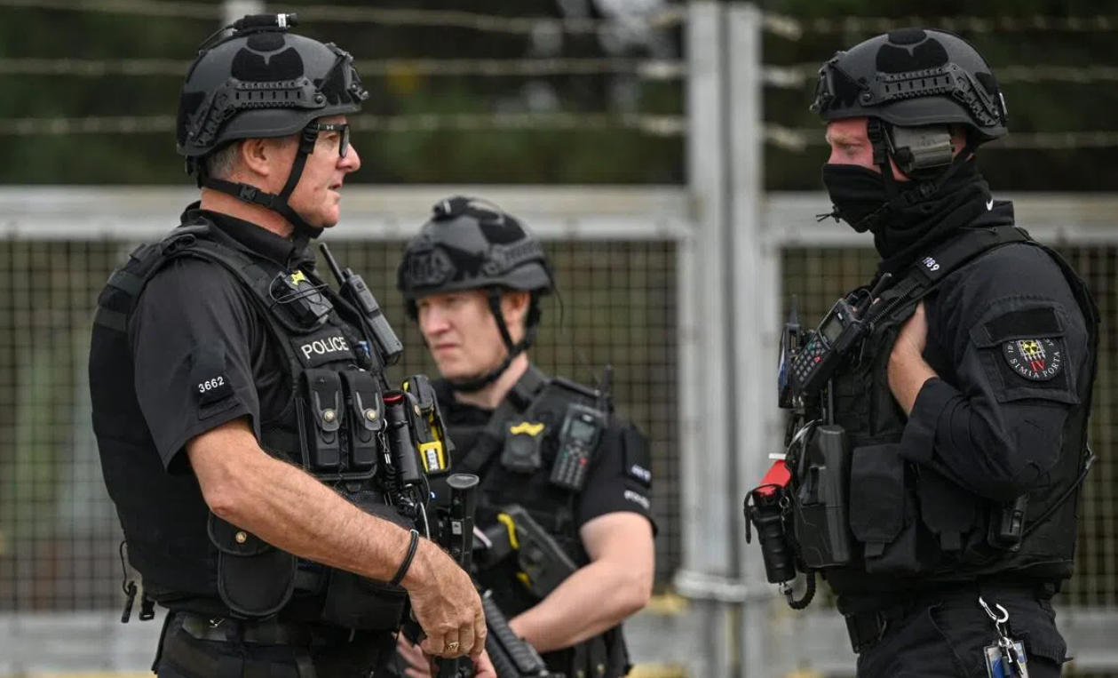 9月27日，英国反恐警察在费尔福德皇家空军基地入口处设置路障。
