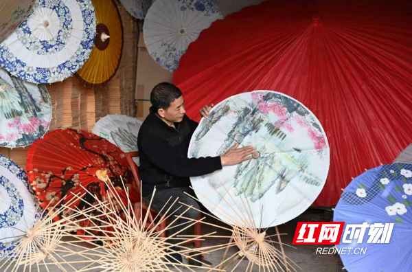 全国乡村工匠名师李忠国制作油纸伞。