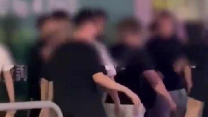 一对夫妇在香港街头遭多人围殴，警方追缉10名男子