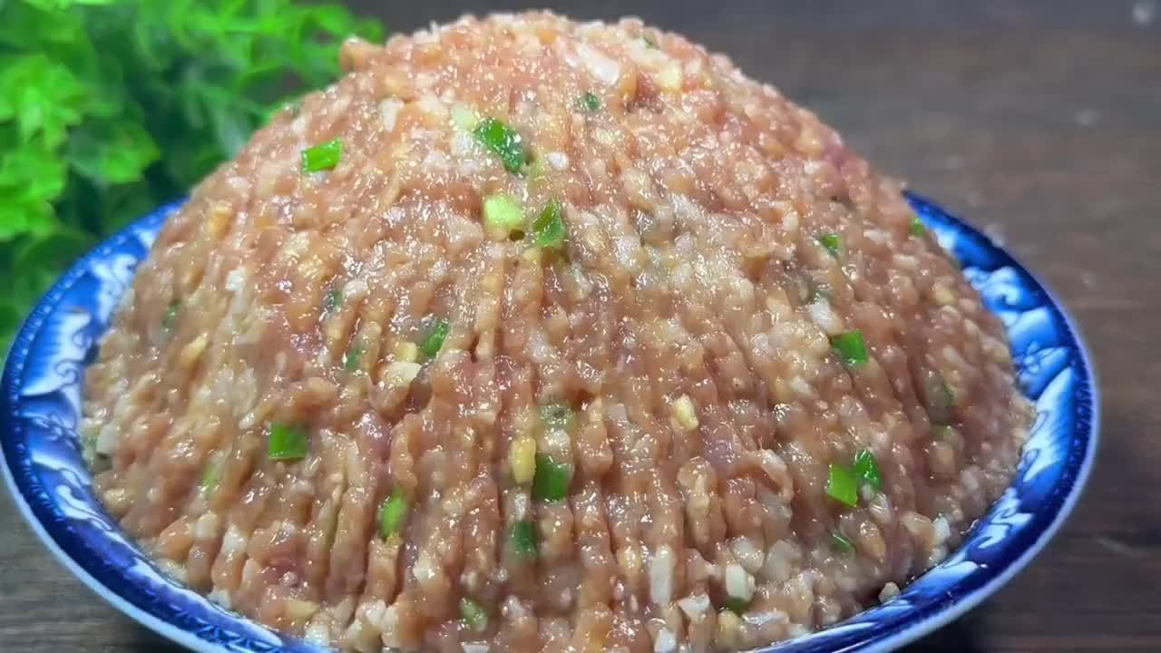 立秋后用莲藕包饺子，实在太好吃了，教你调馅方法，一口一个真香