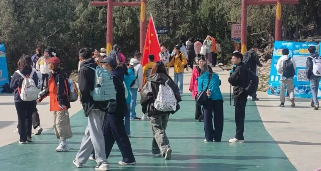 景区内游人如织