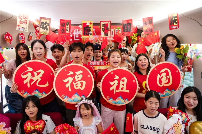 情暖旅途 祝福祖国（图）