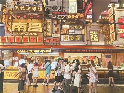 市民游客在老街逛吃