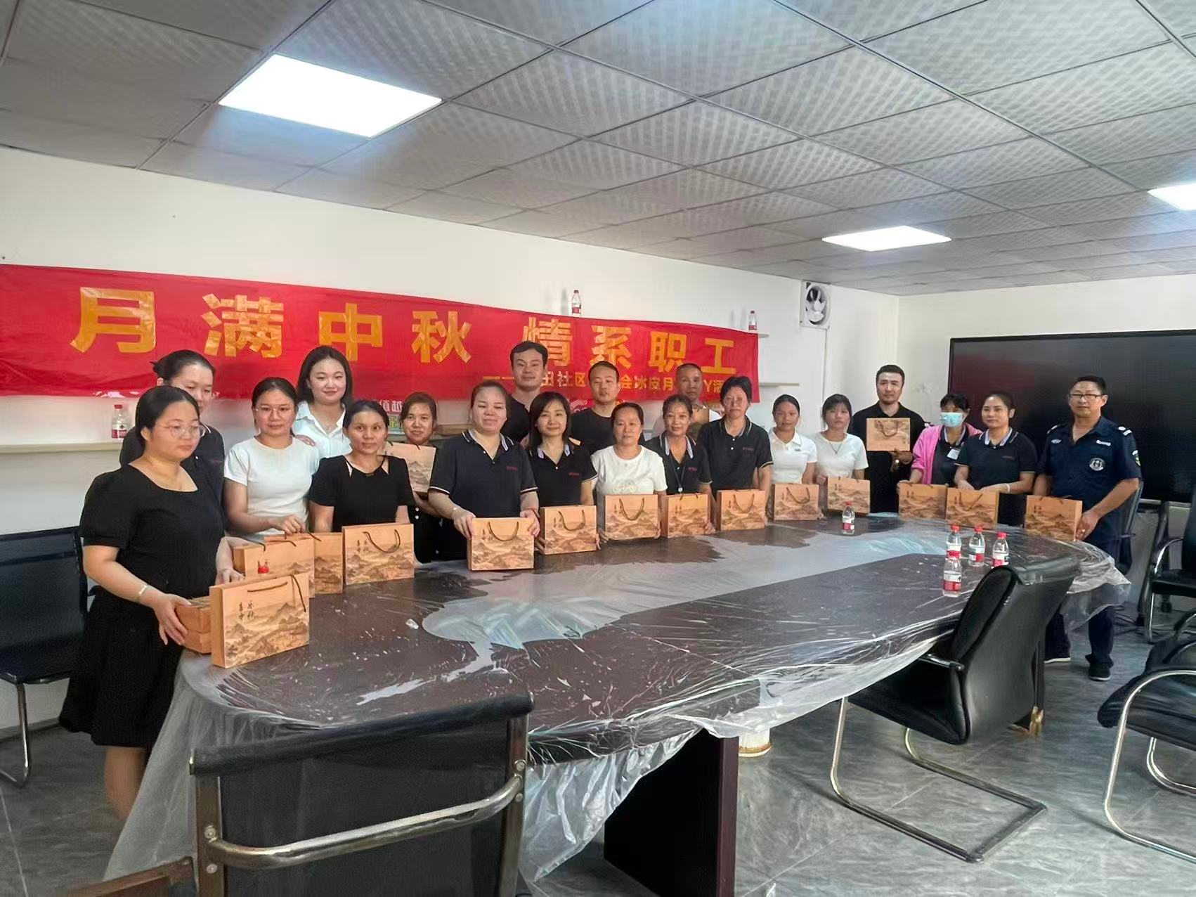 情暖企业迎中秋 巧手做饼聚同心