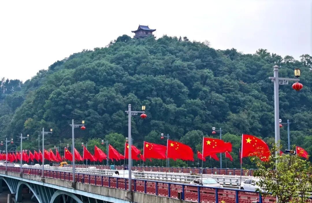 上饶:挂国旗迎国庆 处处洋溢“中国红”(图)