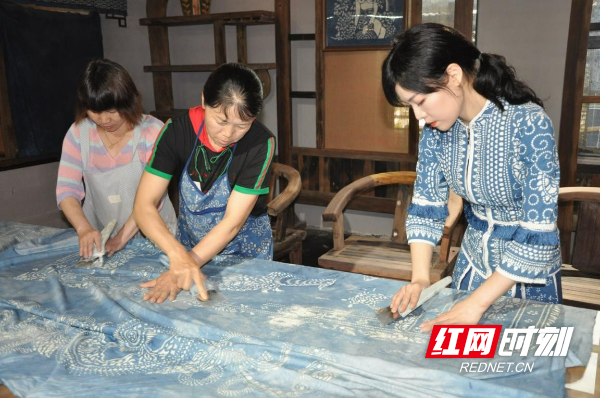 全国乡村工匠名师罗沙沙制作蓝印工艺作品。