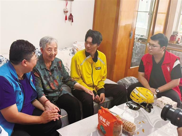 新就业群体在张掖路街道参与关爱老人志愿服务
