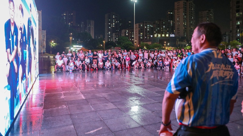 赣超夜燃九江柴桑 群众共赴足球之约