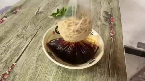 【面馆老板神操作,#一个塑料袋就能完成汤面分离#,网友:再也不怕面泡