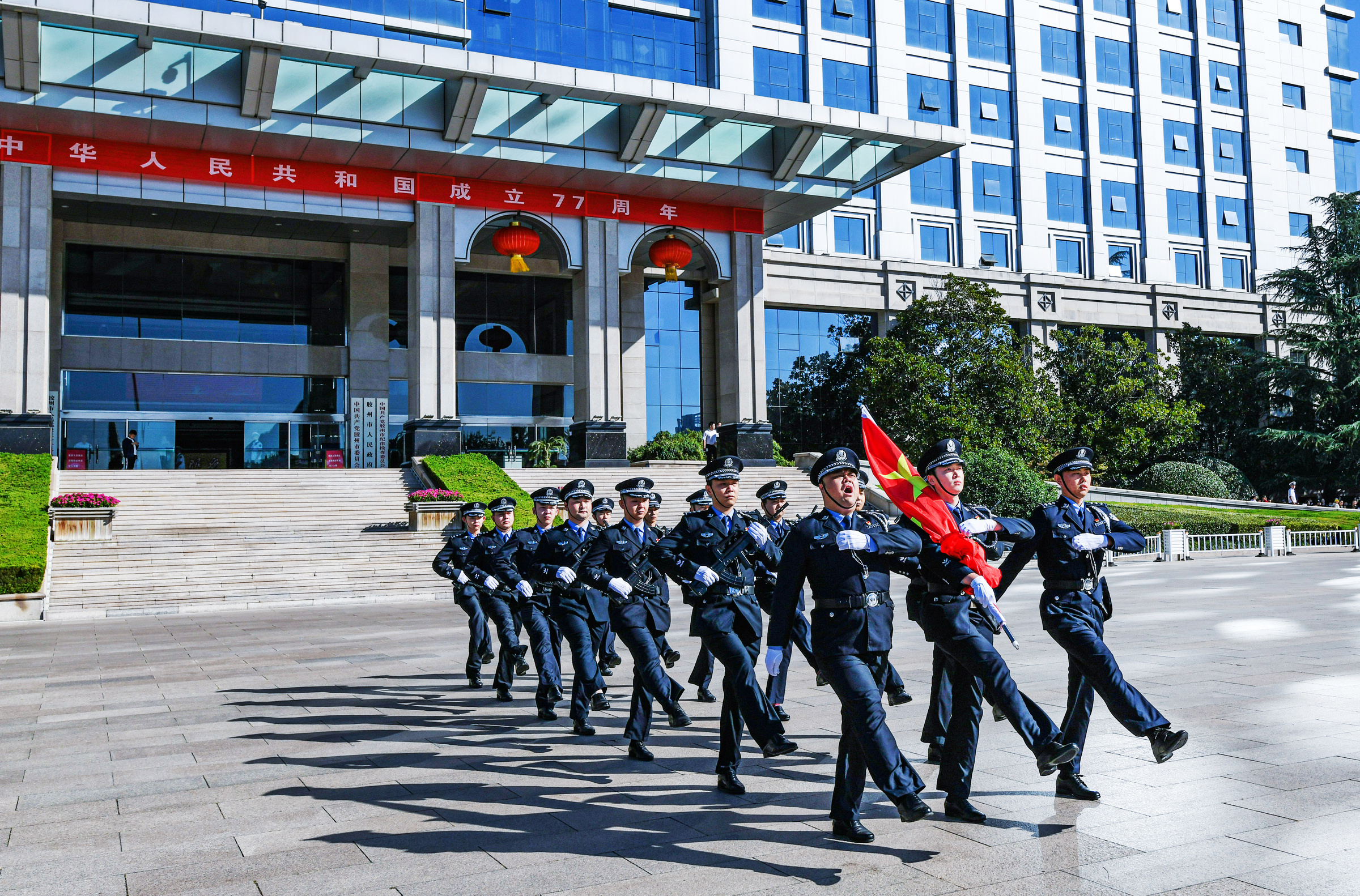 山东胶州:满城“中国红” 共祝祖国好