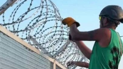 大桥防护网顶部安装带刺铁丝网引关注，相关部门：出于安全考虑