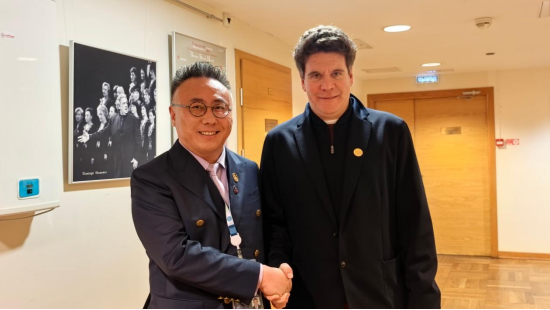 张敬轩馆长为世界著名钢琴家 丹尼斯·马祖耶夫佩戴“世纪留声音乐文化勋章”