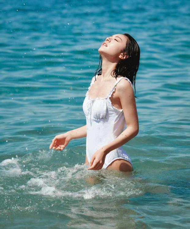 赵今麦白色花边泳衣海边戏水 湿发造型明媚纯欲