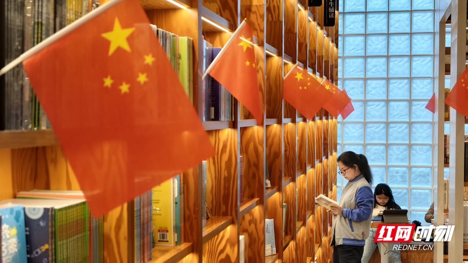 10月3日，国庆第三天长沙连日降雨，市民在阅读中"充电"过节。图为长沙乐之书店（雨花店）。