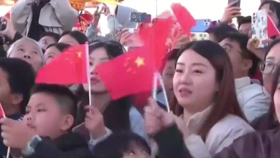 国庆升旗仪式后，现场唱响《歌唱祖国》
