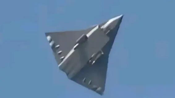 歼-36隐形迭代升级，三引擎供电或装激光武器，明年正式亮相？