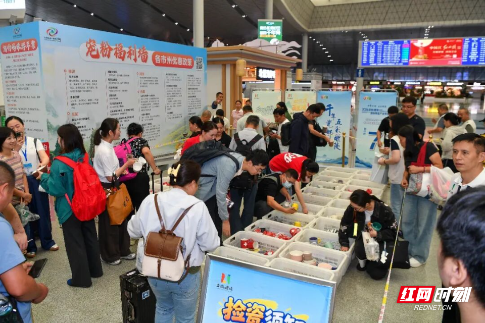 ▲株洲醴陵带来两千件瓷器，让旅客体验免费捡瓷。