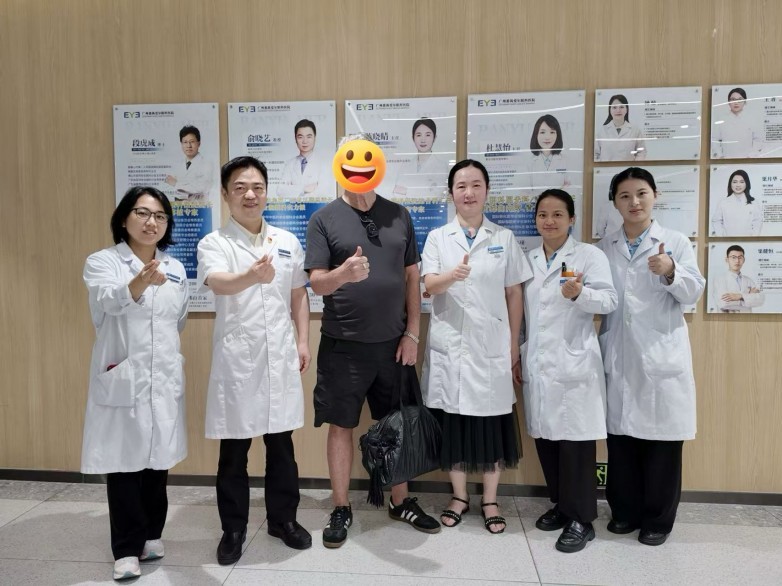 俞晓艺院长团队与患者合影