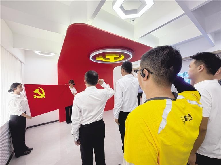 新就业群体参加皋兰路片区新兴领域区域性党群活动服务中心举办的主题党日活动