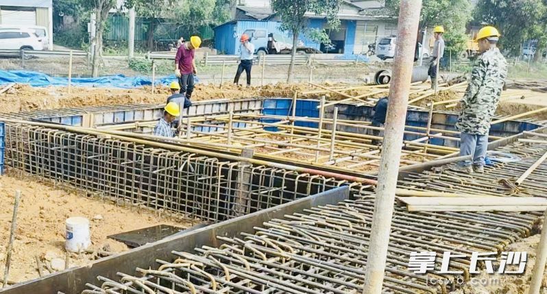 施工人员给地下管网大换“筋骨”。长沙晚报通讯员 史静波 供图
