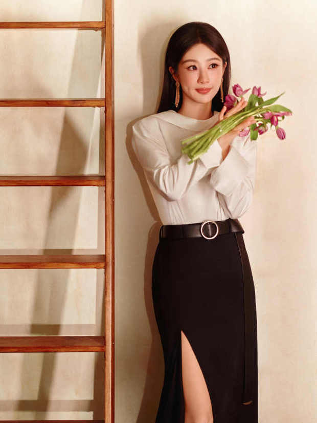 杨紫身着黑白套装亮相金鹰奖 角逐最佳女主角奖项