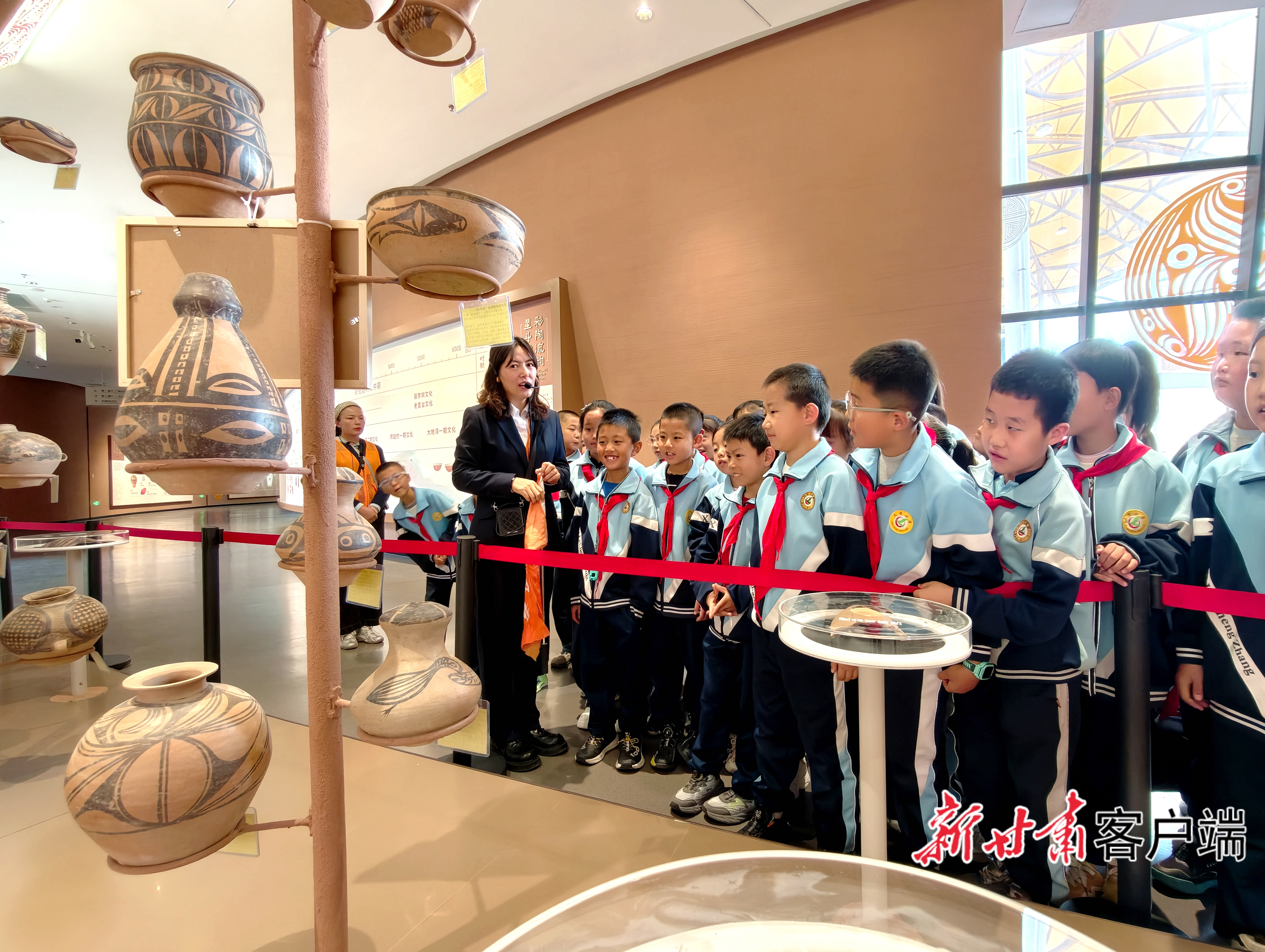 小学生们正在聆听讲解
