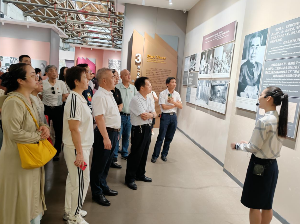 组织辖区老党员走进陈云工作车间,在实地参观中接受红色教育。
